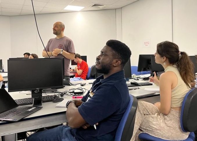 Guillaume talking about microbiome diversity analyses to a presumably captivated audience.